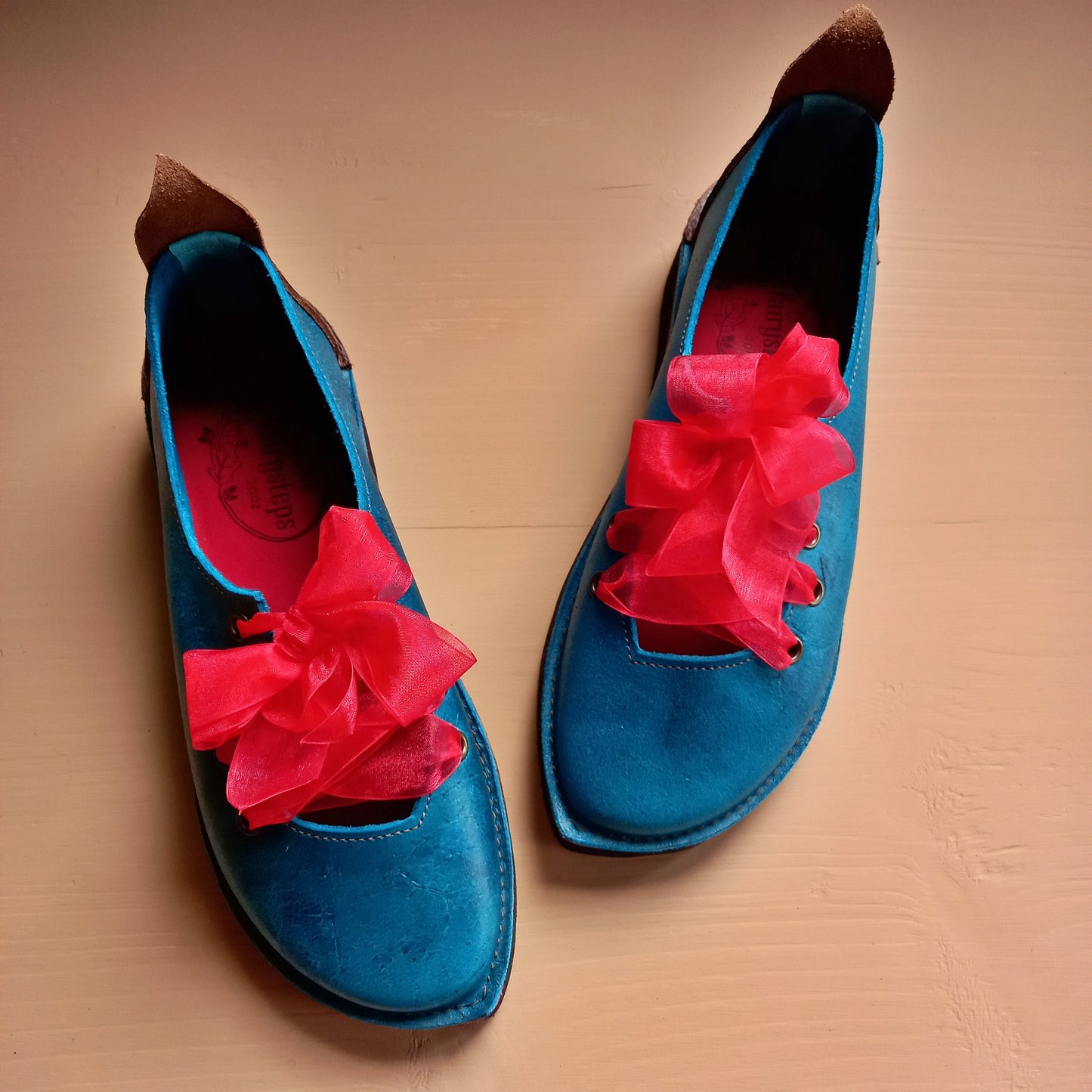 UK 4. PUCK Shoe. 4979